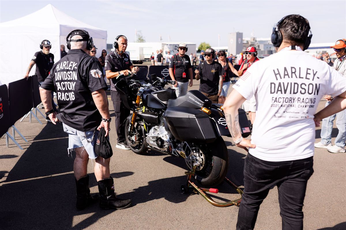 Equipo de Harley-Davidson Factory Racing junto a una Road Glide de competición en el paddock de la Bagger World Cup