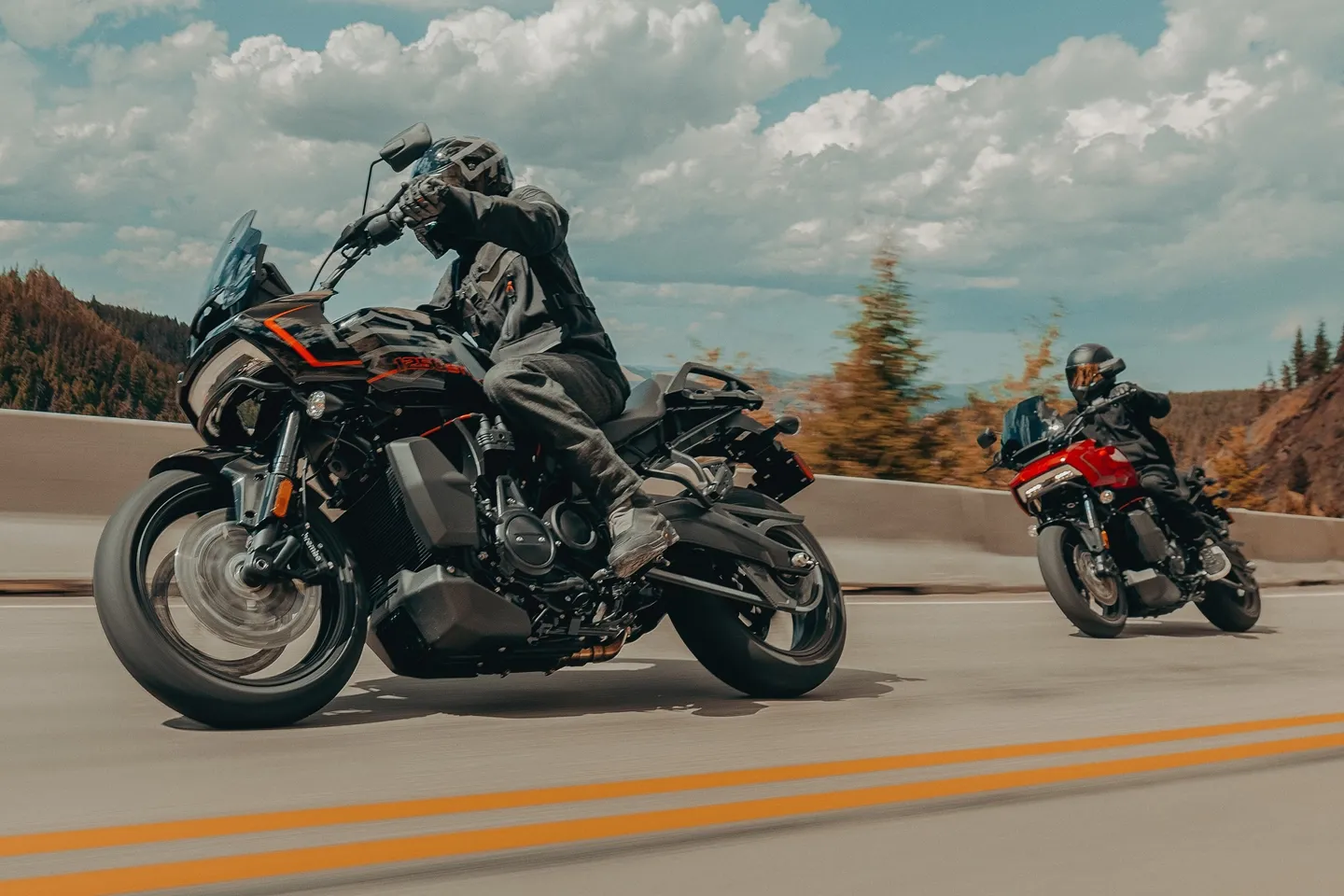 Dues Harley-Davidson Pan America 1250 ST rodant per una carretera de muntanya asfaltada