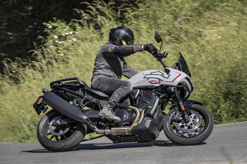 Harley-Davidson Pan America 1250 ST inclinée dans un virage sur une route goudronnée