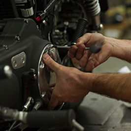 Técnico trabajando en motor Harley-Davidson Barcelona